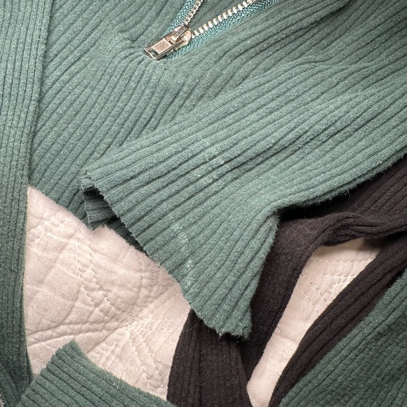 2x zipper crop tops 🪲🕷️ - Picture 5 of 5